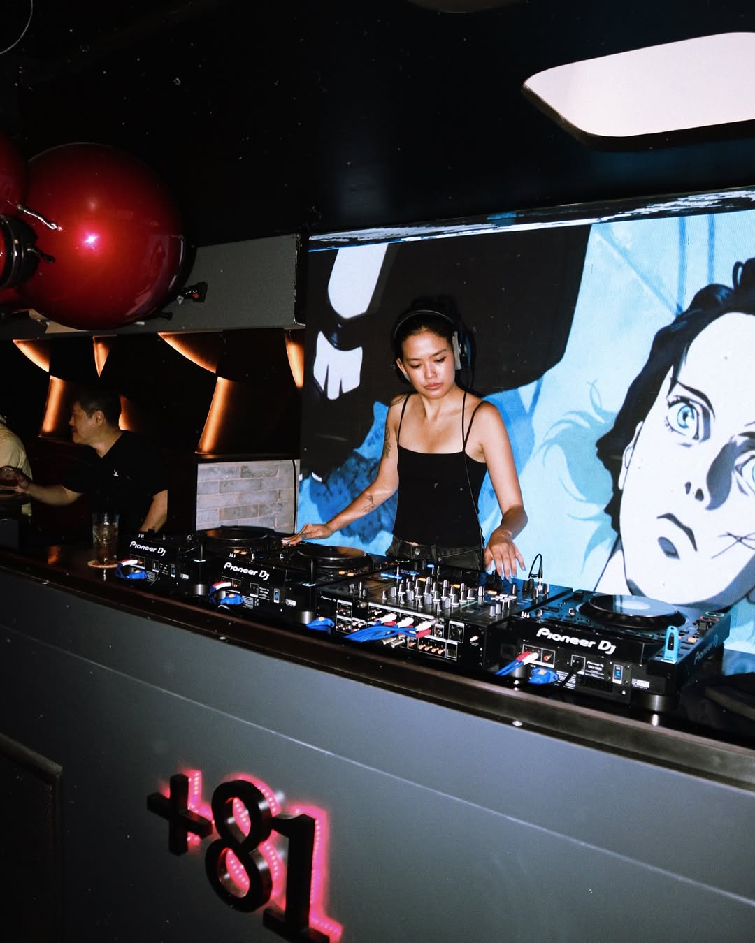 +81 Bar interior